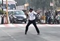 Танцующий полицейский на дорогах Индии
