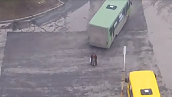 На видео попал момент наезда автобуса на пенсионерку в Каменском. Видео