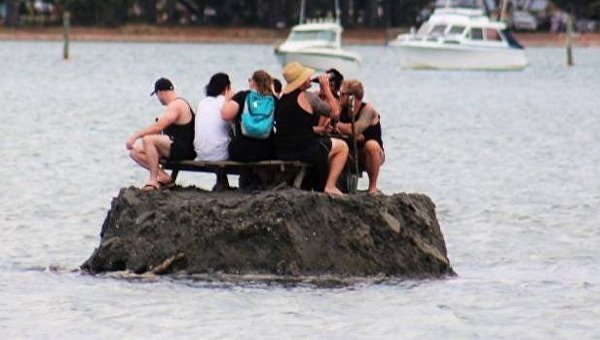 В Новой Зеландии любители выпить соорудили свой остров