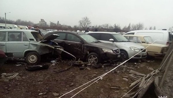 В Ровно Mercedes снес бетонный забор парковки и разбил 20 машин