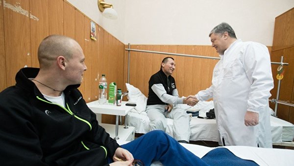Президент Петр Порошенко поздравил военных с Новым годом
