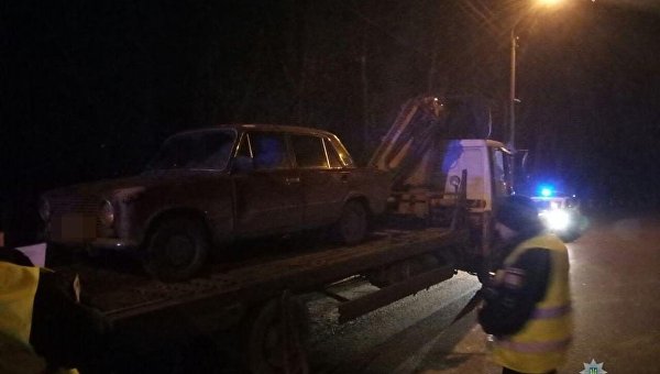Полиция эвакуирует авто пьяного водителя в Хмельницкого
