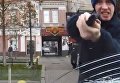 Полицейский атакует автомобиль в центре Киева