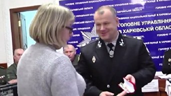 Полиция наградила харьковских почтальонов, которые помогли освободить заложников на Укрпочте
