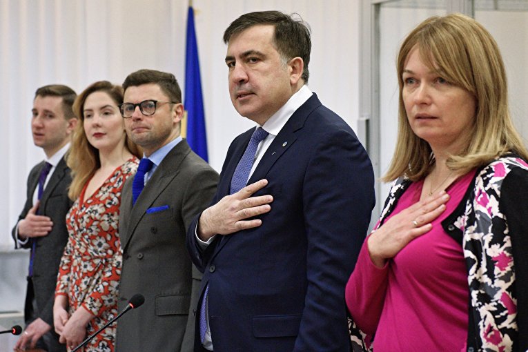 Михаил Саакашвили и его супруга Сандра Рулофс (крайняя справа) во время заседания Апелляционного суда Киева