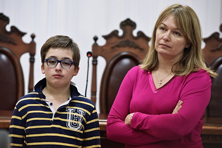 Супруга Миахиала Саакашвили Сандра Рулофс-Саакашвили и сын Николоз в Апелляционном суде Киева