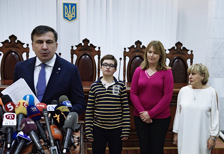 Михаил Саакашвили с семьей в Апелляционном суде Киева