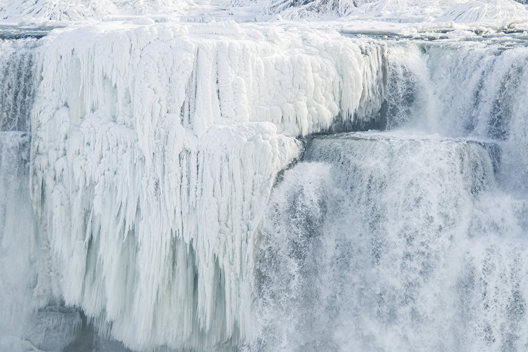 Ниагарский водопад покрылся льдом