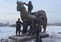 Якутский умелец лепит скульптуры из навоза