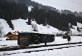 Мощный ураган в Швейцарии сдул поезд с рельсов. Видео