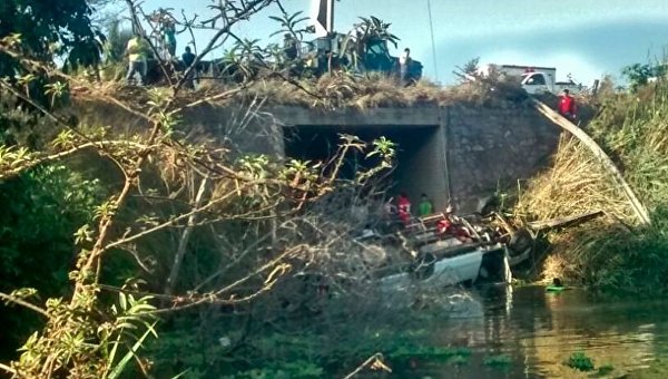 Микроавтобус упал в водохранилище в Мексике