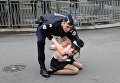 Активистка Femen, задержанная полицией во Париже
