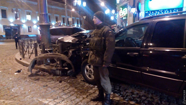В Одессе внедорожник на скорости влетел в 3 припаркованные авто