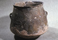 Древний глиняный сосуд Трипольской культуры