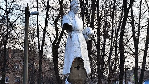 В Гайвороне неизвестные разбили памятник советским воинам