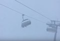 Лыжники оказались заперты в раскачивающемся кресле подъемника во время бури