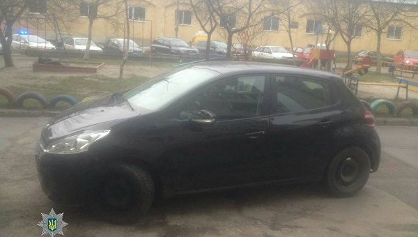 Во Львове женщина на автомобиле Peugeot 208 сбила двух полицейских