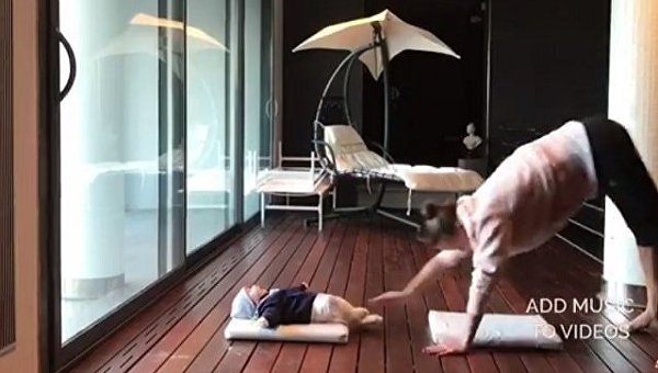 Анна Ризатдинова показала, как тренируется с новорожденным сыном