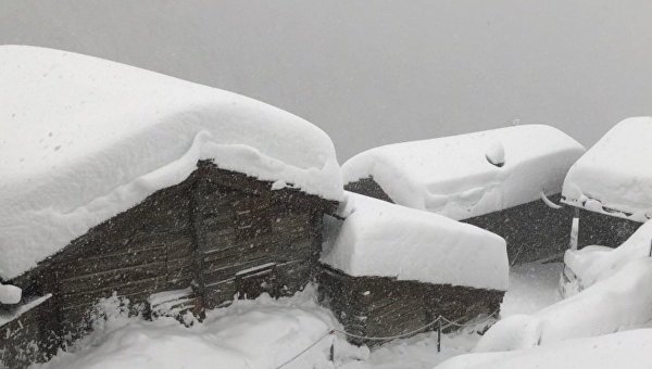 Из-за снегопада десятки тысяч туристов не могу покинуть курорт в Швейцарии