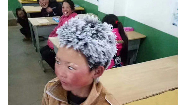 В интернете стала вирусной фотография школьника с инеем в волосах