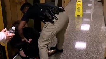 В США учительницу полицейский заковал в наручники после жалобы на низкую зарплату