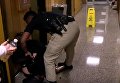 В США учительницу полицейский заковал в наручники после жалобы на низкую зарплату