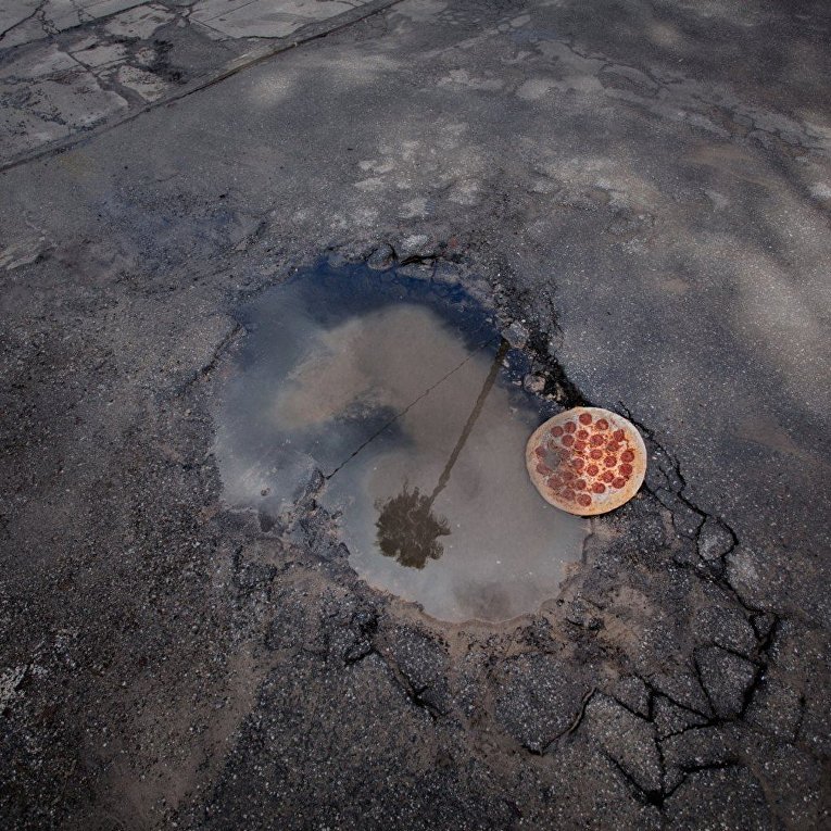 Пицца в необычной обстановке в работах фотографа Джонпола Дугласа
