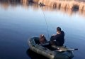Работники ГСЧС спасли лебедя, вмерзшего в реку в Полтавской области