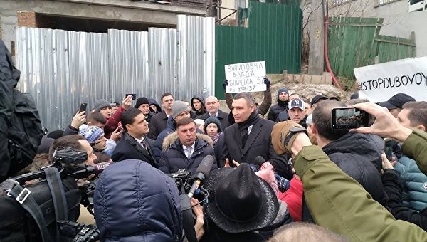 Протестующие на месте строительства в Печерском районе Киева по ул. Мичурина, 44