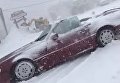 В США мужчина прорывался сквозь снегопад на кабриолете. Видео