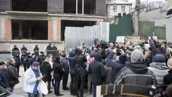 Драка на месте скандальной стройки в Киеве в присутствии Кличко