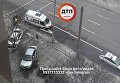 При аварии два авто отбросило на тротуар в центре Киева