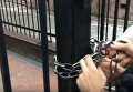 Радикалы повесили цепи и замок на Российский центр науки и культуры в Киеве