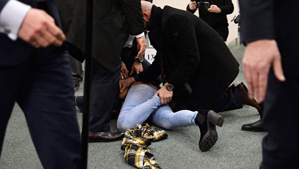 Охранники и напавшая на действующего главу государства, кандидата на выборах президента Милоша Земана, украинская активистка движения Femen