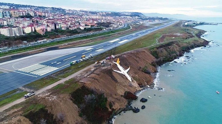 Самолет скатился с обрыва возле турецкого аэропорта
