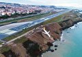 Самолет скатился с обрыва возле турецкого аэропорта