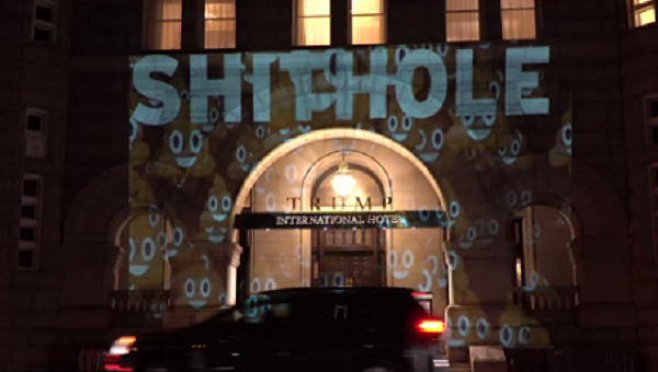 Световая проекция слова гадюшник появилась над входом в отель Трампа