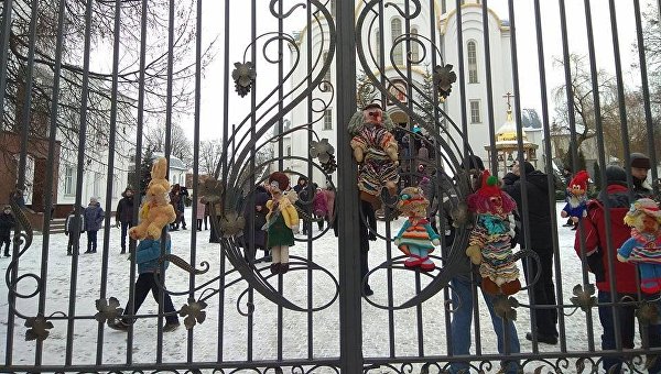 Окровавленные игрушки на воротах храма УПЦ МП в Тернополе