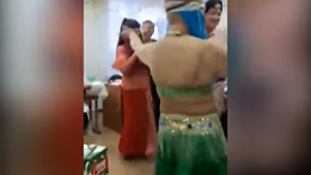 Сеть взорвало видео с корпоратива врачей с танцем живота. Видео