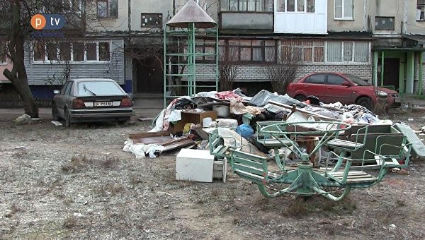 Хозяйка квартиры выбросила вещи квартирантки на улицу в Полтаве