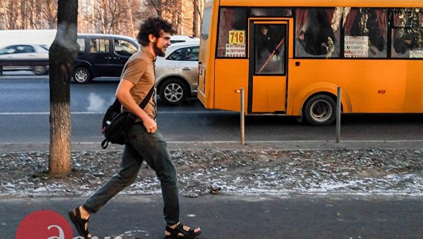 Погоде вопреки, по улицам Киева гулял парень в сандалиях и футболке