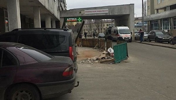 Место смерти бездомного под стенами киевской больницы скорой помощи