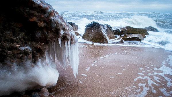 Азовское море в курортном Бердянске покрылось льдом и сосульками