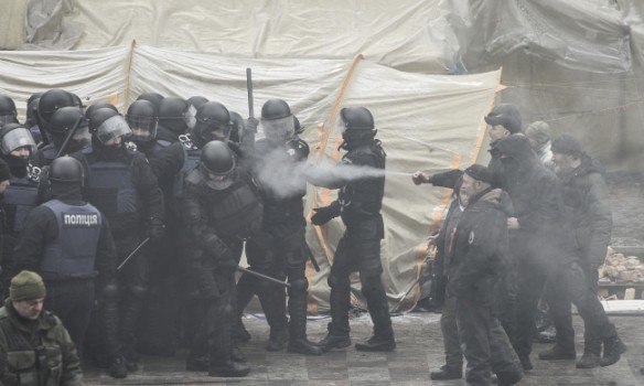Активисты распыляют газ у Рады в Киеве