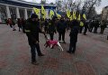 Бойцовская собака и ее хозяин на акции националистов Стоп реванш в Киеве 16 января
