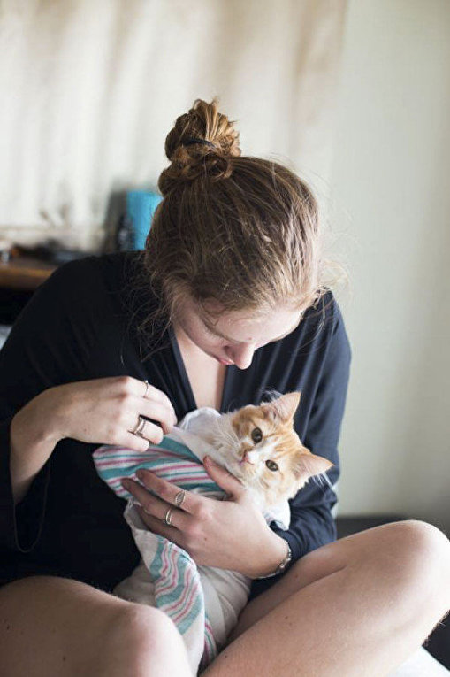 Пара устроила фотосессию родов с котом