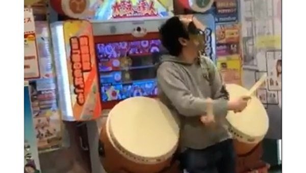 Японец достиг совершенства в игре на музыкальном автомате