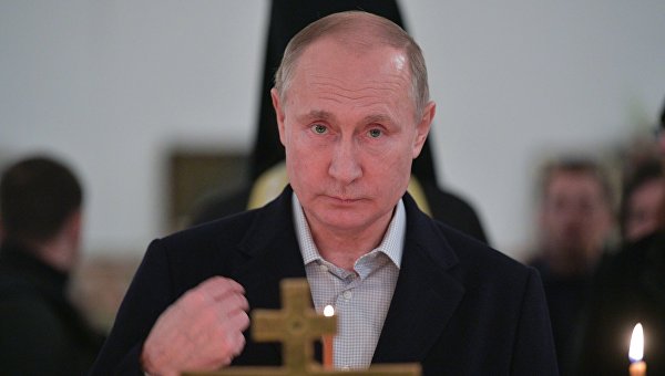 Президент РФ Владимир Путин во время литургии в православный праздник Крещения Господня