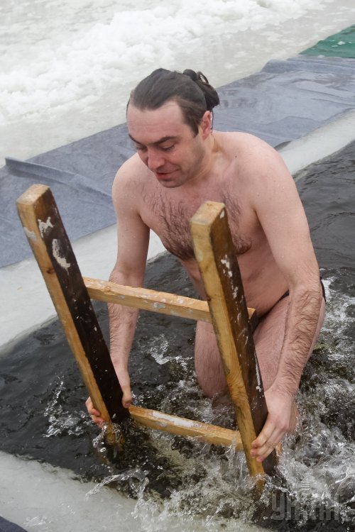 Народный депутат от фракции Свобода Игорь Мирошниченко выходит из воды во время празднования Крещения в Киеве, в субботу, 19 января 2013 года