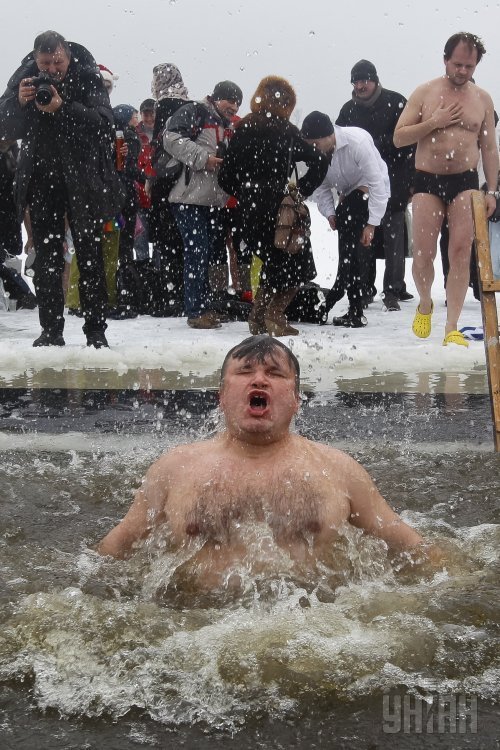 Народный депутат от фракции Свобода Андрей Мохник купается во время празднования Крещения в Киеве, в субботу, 19 января 2013 г.